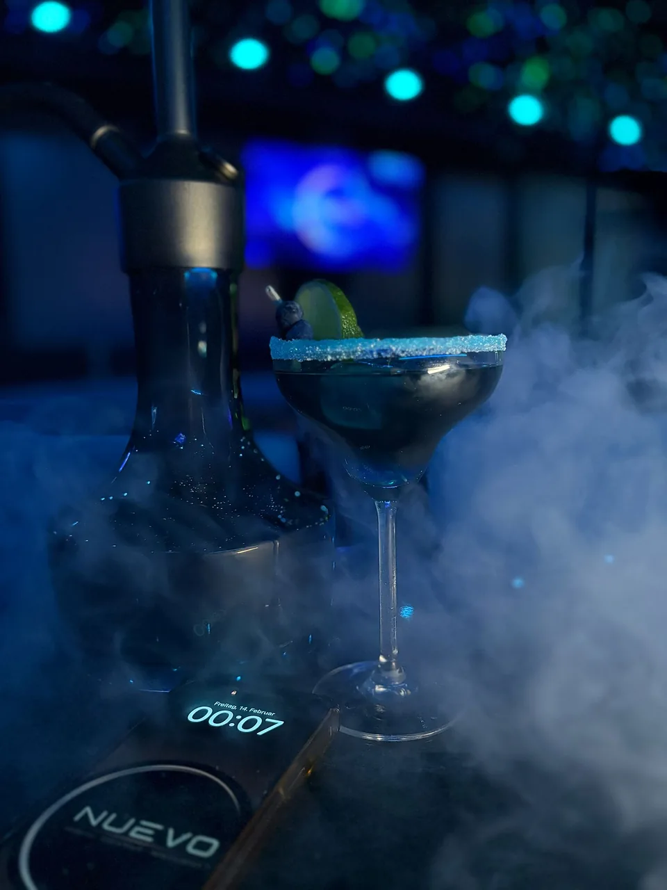 Cocktail und Shisha am Tisch